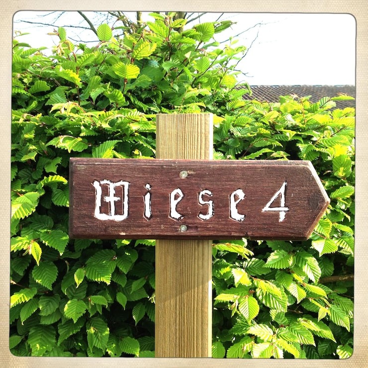 close-up-view-wooden-arrow-sign_1631006-92